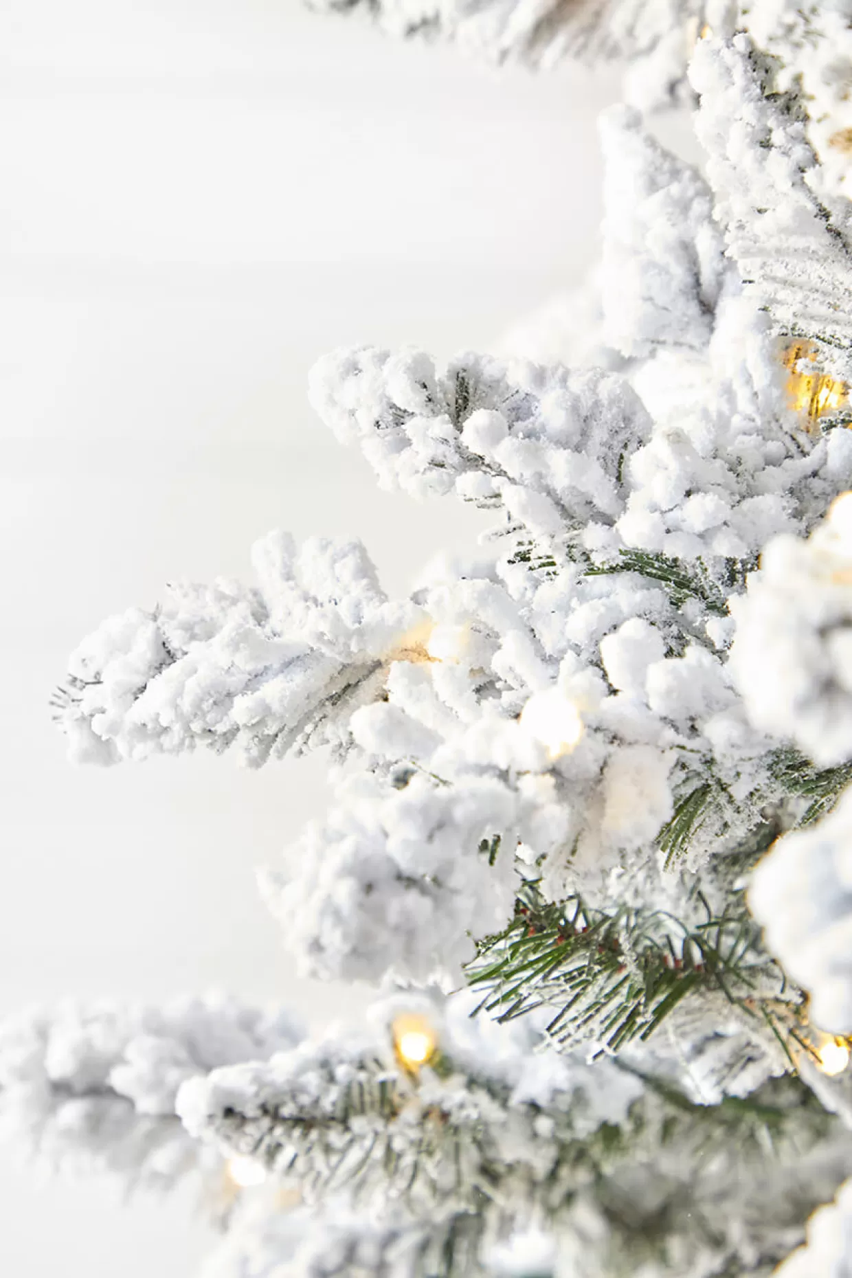 Decorator's Warehouse 9' Flocked Aleutian Artificial Christmas Tree With 950 Color-Changing Lights